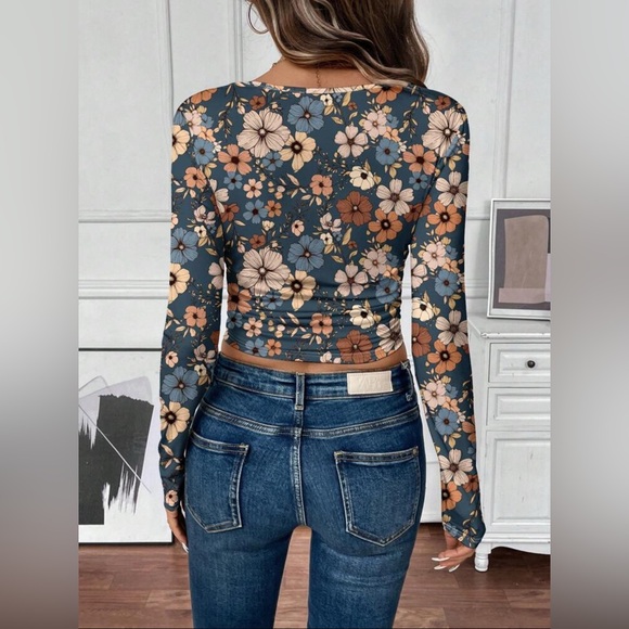 Fitted Floral Too - Picture 3 of 4